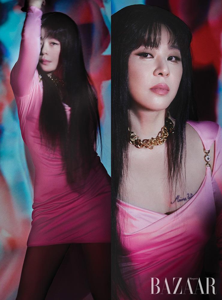 새틴 미니 드레스는 Versace. 골드 체인 목걸이는 Portrait Report. 스틸레토 펌프스는 스타일리스트 소장품.