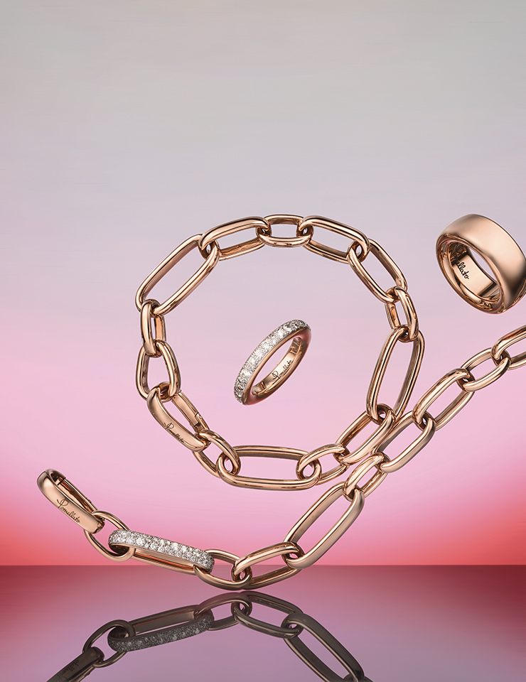 관능적인 이코니카 컬렉션은 반대되는 매력의 디테일을 결합해 시너지를 극대화시킨다. 모던한 디자인에 더해진 화려한 포인트는 시선을 가로챈다. 동그랗게 말려 있는 18K 로즈 골드 보디의 이코니카 브레이슬릿 엑스트라 슬림, 아래쪽의 18K 로즈 골드 보디에 다이아몬드를 더한 이코니카 브레이슬릿 엑스트라 슬림, 중앙의 38개의 다이아몬드가 장식된 이코니카 링, 오른쪽의 미니멀한 디자인으로 믹스 매치하기 좋은 이코니카 링, 모두 가격 미정, Pomellato.