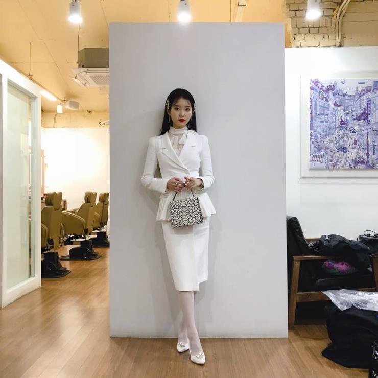 @wwwwwwn88  *화이트 재킷과 스커트는 모두 Avou Avou