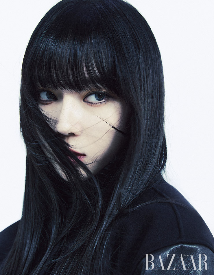크롭트 보머 재킷, 하이넥 톱, 플리츠 스커트, 스타킹은 모두 Givenchy. 