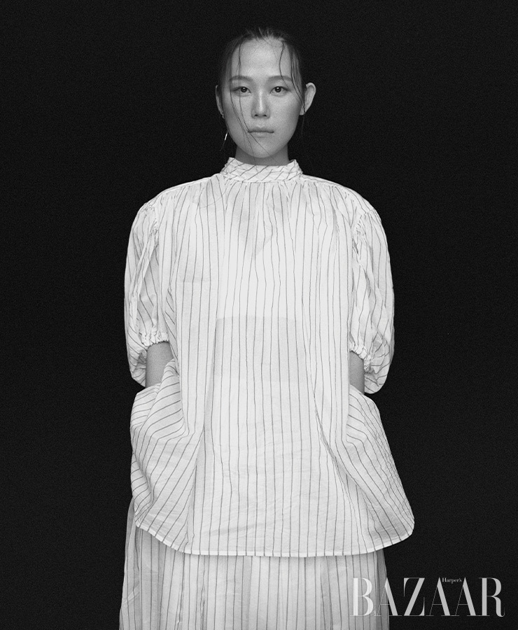 톱, 스커트는 Eenk, 귀고리는 Leyie.