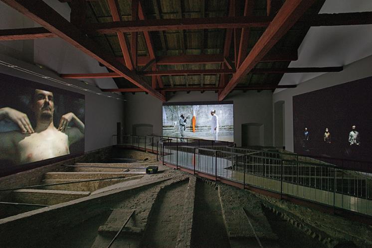 기획전 «Artists in a Time of War»에서 공개된 아프가니스탄 예술가 라흐로 오마르자드(Rahraw Omarzad)의 커미션 작품.