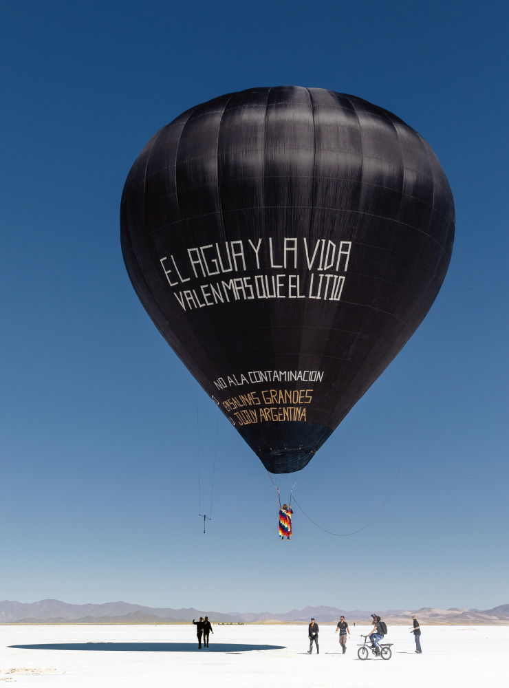 Tomas Saraceno, <Fly with Aerocene Pacha(에어로센 파차)>, 2020, Courtesy of the artist and Aerocene Foundation Photography by Studio Tomas Saraceno, Licensed under CC BY-SA 4.0 by Aerocene Foundation.
