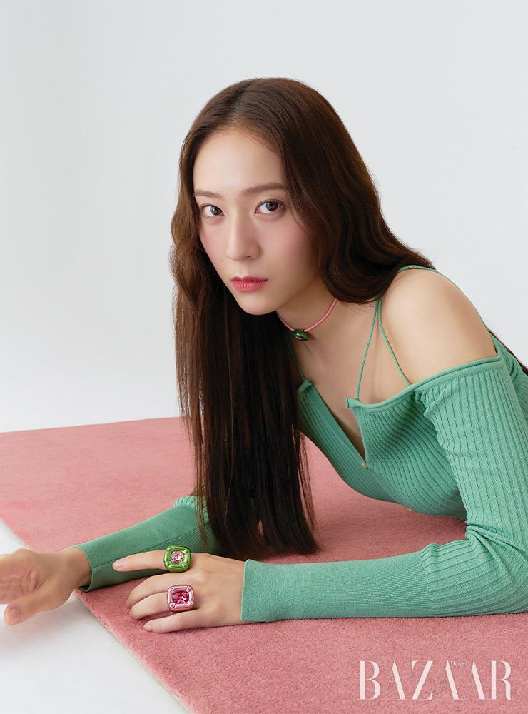 팝 아트에서 영감받은 ‘둘시스’ 초커는 16만9천원, 칵테일 링은 각각 29만9천원 모두 Swarovski. 니트 톱은 Jacquemus.