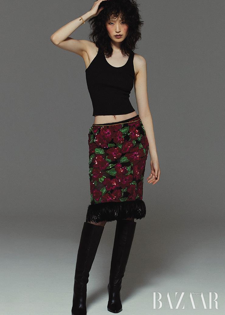 도현이 입은 크롭트 톱, 스커트, 팔찌, 타이츠, 슈즈는 모두 Saint Laurent by Anthony Vaccarello.