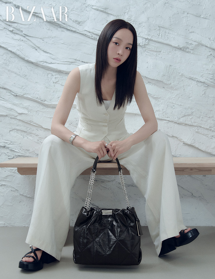 글램 숄더백은 54만8천원 Joy Gryson. 아이보리 베스트, 팬츠는 Weekend MaxMara. 이너 톱, 스트랩뮬, 메탈워치, 실버링은 모두 스타일리스트 소장품.