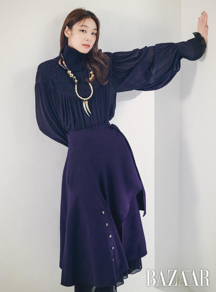 하이넥 롱 드레스, 미디 랩 스커트, 목걸이, 하프 삭스 부츠는 모두 Chloe. 