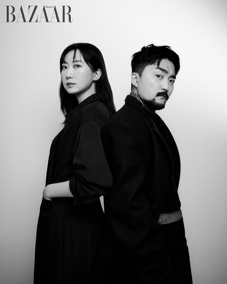 인지혜가 입은 셔츠 원피스는 Diadem. 유병재가 입은 패턴 터틀넥, 재킷, 팬츠, 레이어드한 팬츠는 모두 Prada.