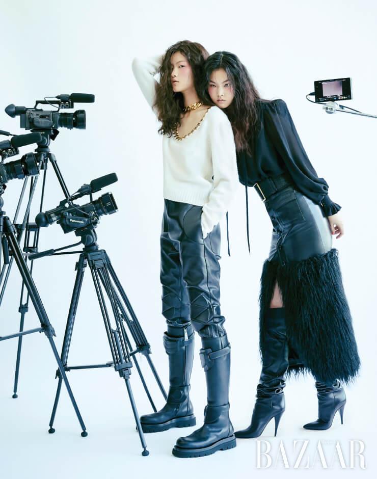 유진이 입은 체인 장식 니트, 가죽 팬츠, 부츠는 모두 Bottega Veneta. 앨리스가 입은 시어한 블라우스, 퍼 디테일의 스커트, 벨트, 부츠는 모두 Saint Laurent by Anthony Vaccarello.