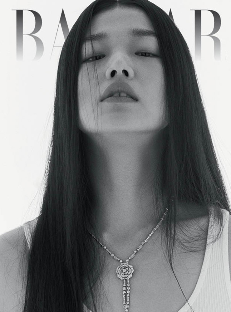 동백꽃 모티프의 ‘1.5 까멜리아 5 알뤼르 컬렉션’ 목걸이는 Chanel High Jewelry. 톱은 James Perse.
