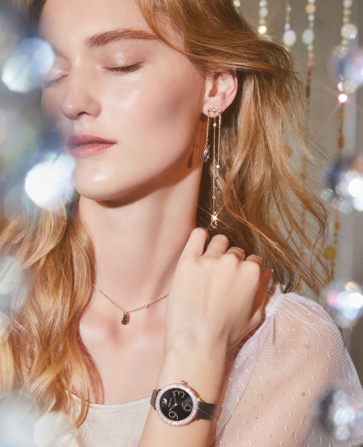 노티 컬렉션 블랙 파베 크리스털과 샹들리에 태슬 디자인으로 화려함을 극대화한 태슬 이어링. 19만9천원. 마이크로 미니 사이즈의 스터드 장식 펜던트 네크리스. 12만9천원. 베젤을 수놓은 수백 개의 크리스털과 블랙 실크 스트랩이 독보적인 우아함을 선사하는 크리스털 프로스트 워치. 49만9천원, 모두 스와로브스키.