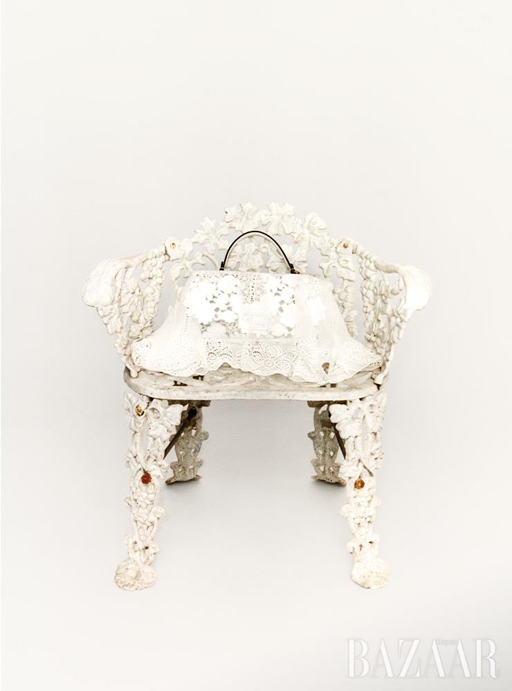 베일, 백은 Fendi.