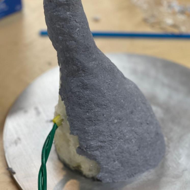 종이죽은 조명의 줄기로 사용할 계획이다.