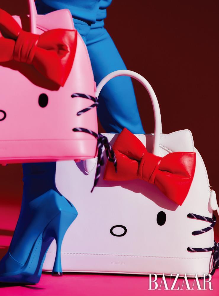핑크와 화이트 컬러의 헬로키티 빌 톱 핸들 백, 사이하이 부츠는 모두 Balenciaga.