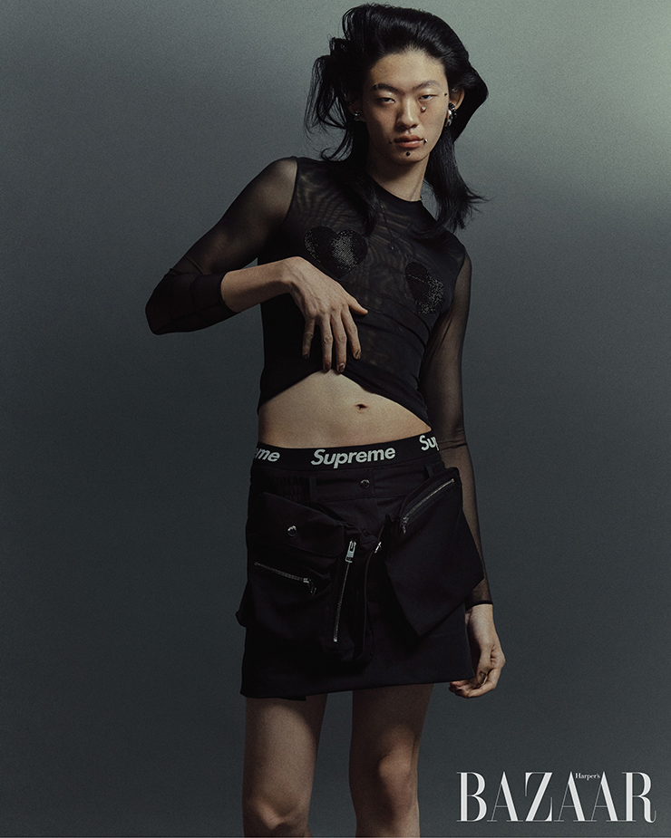 하트 장식의 시스루 톱은 Blumarine. 카고 미니스커트는 1백24만원대 JW Anderson by Hanstyle.com. 오른쪽에 레이어드한 이어커프는 가격 미정, 왼쪽에 착용한 이어커프는 39만원대 모두 Givenchy. 로고 장식의 언더웨어는 Supreme. 왼쪽에 착용한 싱글 이어커프, 목걸이는 에디터 소장품.