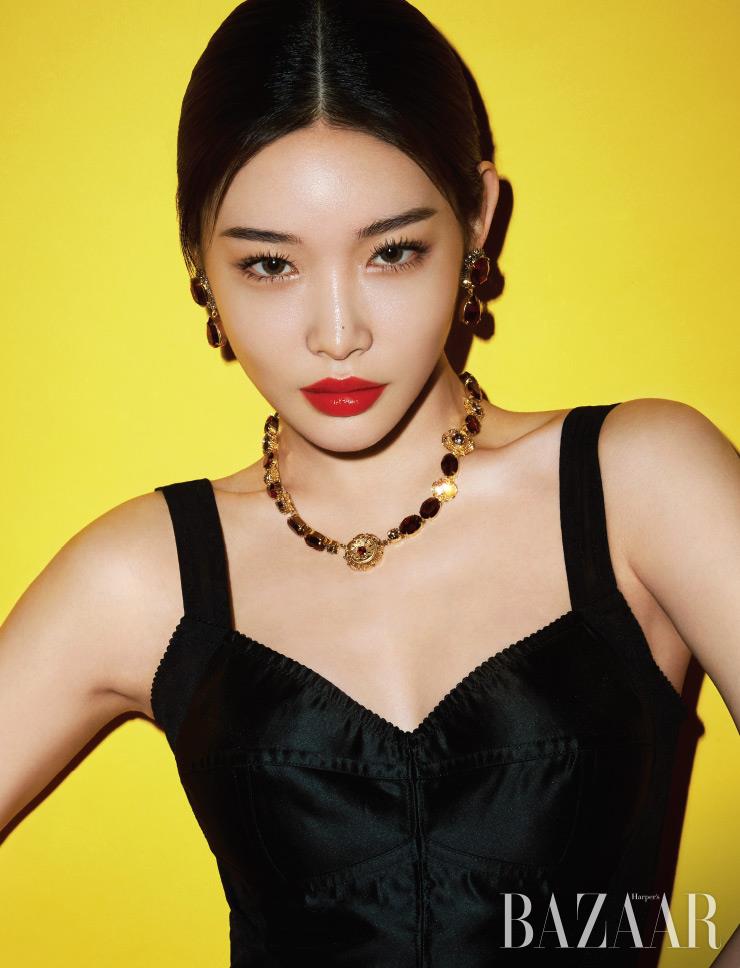 톱, 귀고리, 목걸이는 모두 Dolce&Gabbana.