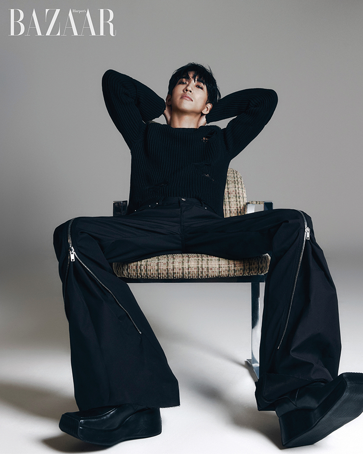 톱은 MM6, 팬츠는 Rick Owens. 부츠는 Raf Simons.