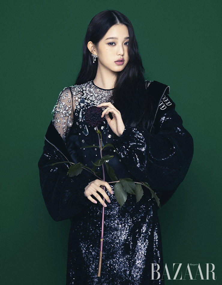 시퀸 후디, 크리스털 시스루 톱, 시퀸 스커트, 귀고리는 모두 Miu Miu. 
