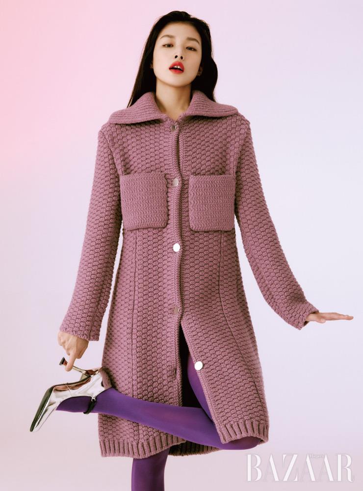 카디건은 Bottega Veneta. 타이츠는 Gucci. 펌프스는 Prada.