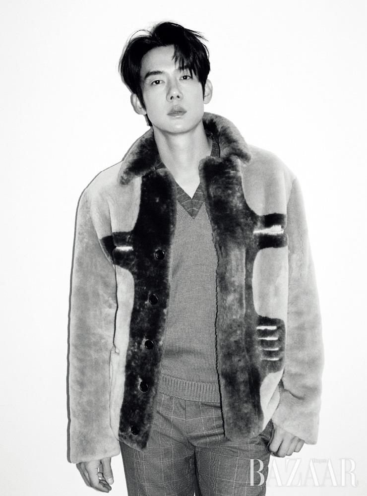 V넥 니트, 퍼 재킷, 팬츠는 모두 Fendi.