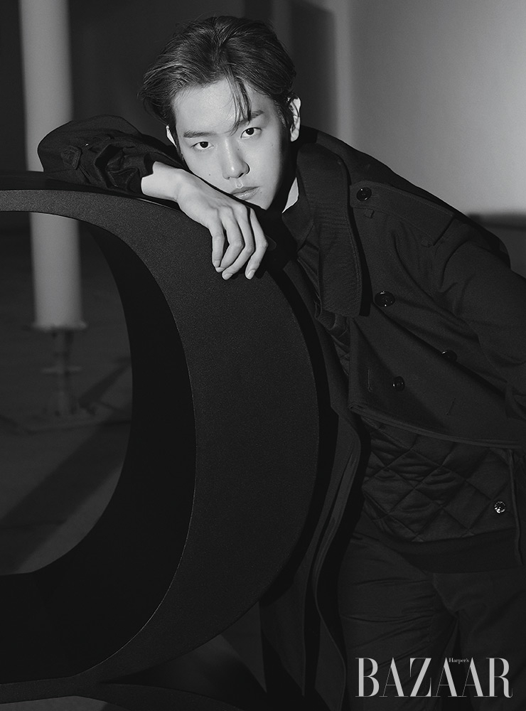 트렌치코트, 퀼팅 디테일 포멀 셔츠, 타이, 트라우저는 모두 Burberry.