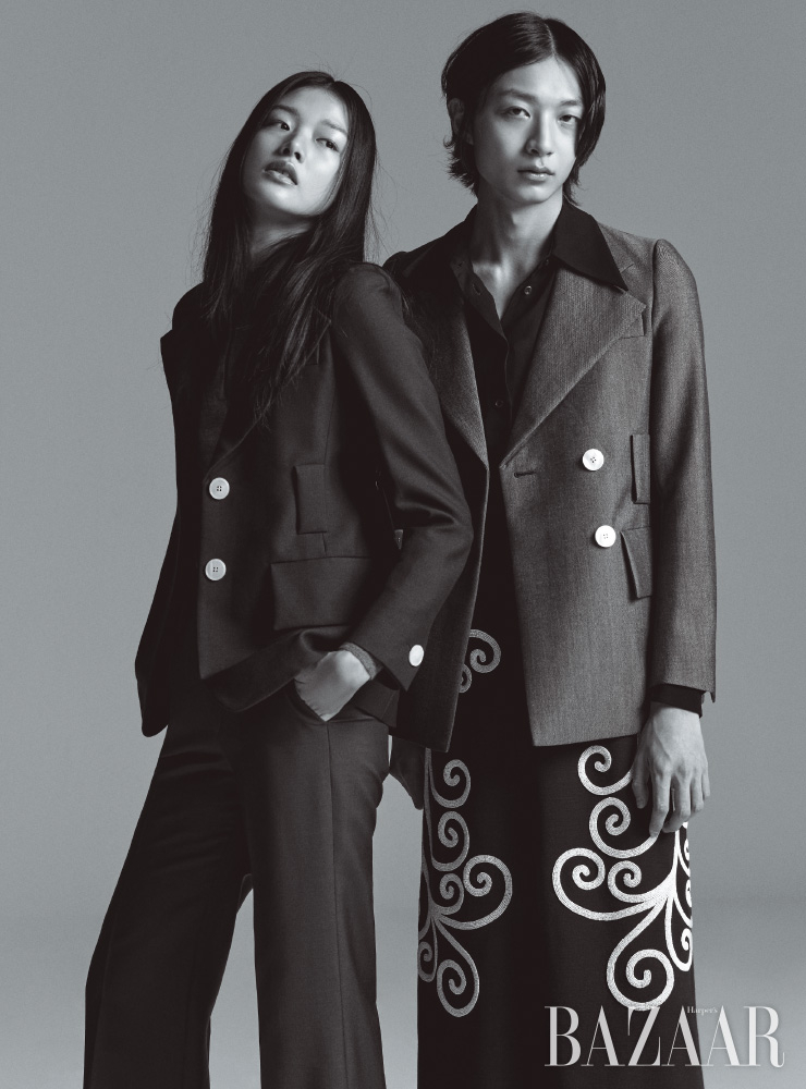 아라가 입은 재킷, 톱, 팬츠, 재석이 입은 재킷, 셔츠, 스커트는 모두 Prada.