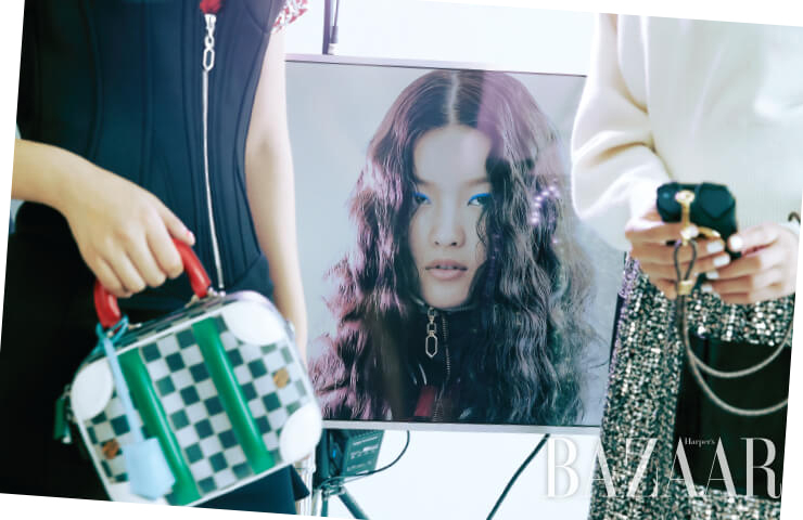 유진이 입은 터틀넥 니트, 시퀸 스커트, 폰 케이스, 로퍼는 모두 Louis Vuitton. 앨리스가 입은 원피스, 귀고리, 반지, 박스 백, 부츠는 모두 Louis Vuitton.