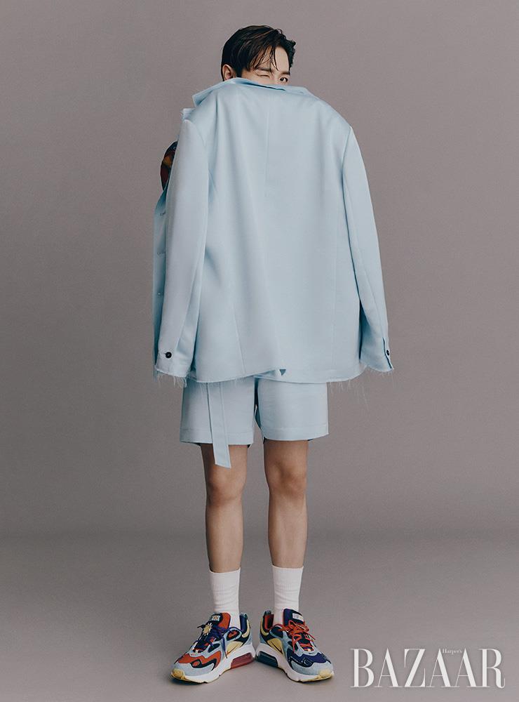 셔츠는 Sewing Boundaries. 수트는 Maxxij. 스니커즈는 Nike.