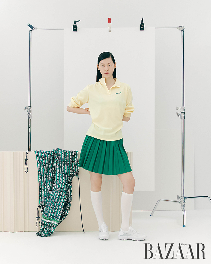 폴로셔츠는 14만6천원 Le Sonnet. 플리츠스커트는 20만9천원, 옆에 걸린 프린트 재킷은 가격 미정 Lacoste. 니삭스는 3만원 Waac. 골프화는 29만8천원 Le Coq Golf.