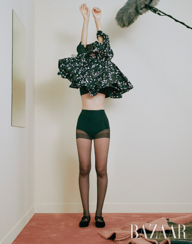 플라워 패턴 미니 드레스, 무톤 케이프, 플랫 슈즈는 모두 Miu Miu, 브라 톱, 브리프, 스타킹은 에디터 소장품.