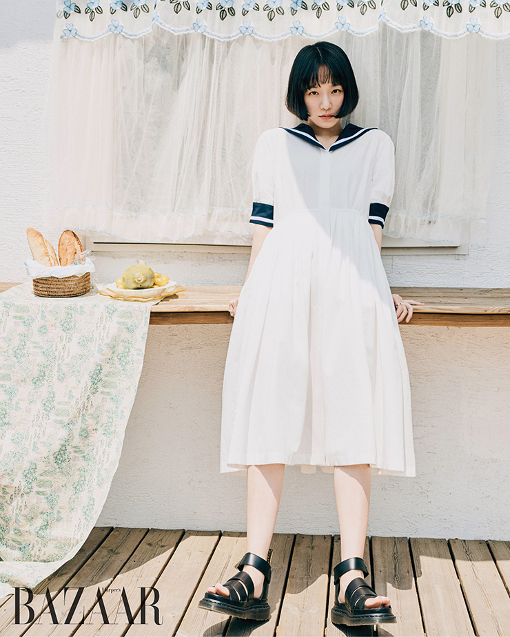 원피스는 22만원 Vocavaca. 샌들은 Dr. Martens. 반지는 스타일리스트 소장품.