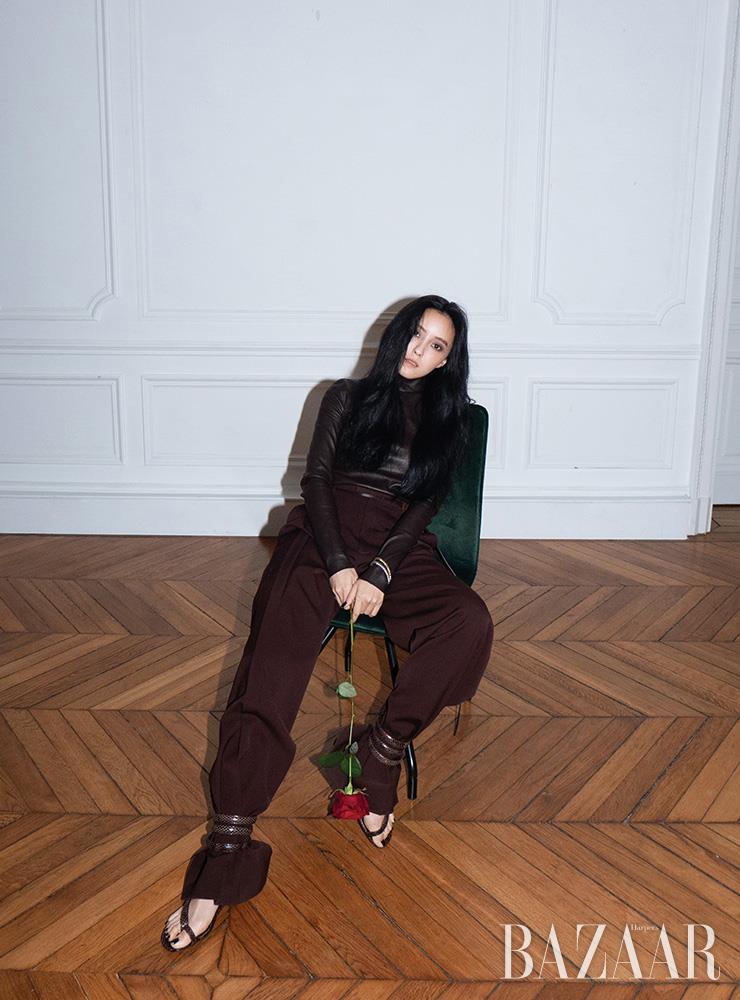 레더 톱은 3백29만원, 팬츠는 2백8만5천원, 스트랩 샌들은 가격 미정 모두 Bottega Veneta. 팔찌는 모두 The Parkji.