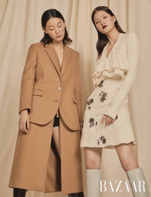 극도의 매니시함 또는 극도의 페미닌함. 완벽히 다른 무드의 뉴트럴 아이템을 마음껏 활용하라. (왼쪽부터) 재킷을 겹쳐 입은 듯한 디자인의 코트는 Neil Barrett, 골드 십자가 목걸이는 33만원으로 Chloé by Mue, 롱 부츠는 Hermès 제품. 비딩 장식과 러플 디테일의 미니 드레스는 Dior, 글로시한 소재의 글로시한 소재의 가죽 부츠는 Hermès 제품.