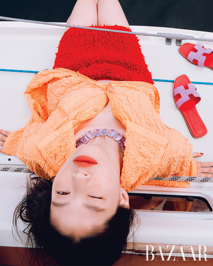 셔츠 드레스는 95만원 Acne Studios. 스커트는 Bottega Veneta. 목걸이는 95만원 Swarovski. 슬라이드는 Herm&egrave;s.