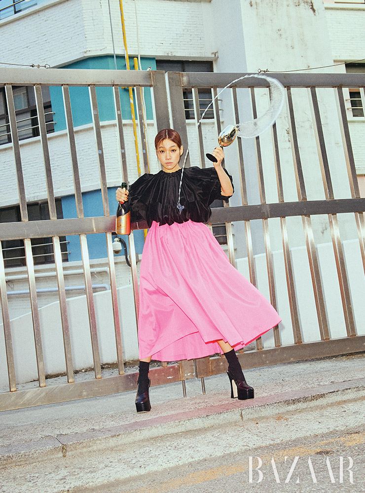 퍼피 드레스는 Comme des Garcons. 플랫폼 슈즈는 Miu Miu. 양말은 스타일리스트 소장품. 