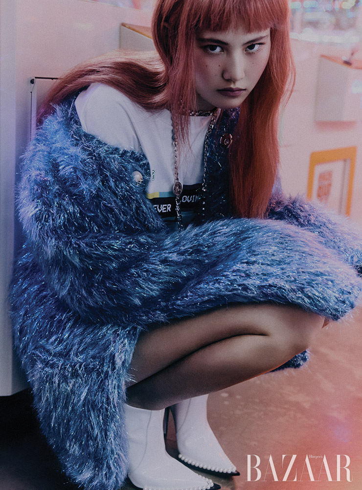 퍼 카디건, 티셔츠, 귀고리, 크리스털 초커, 체인 목걸이, 앵클부츠는 모두 Dolce & Gabbana.