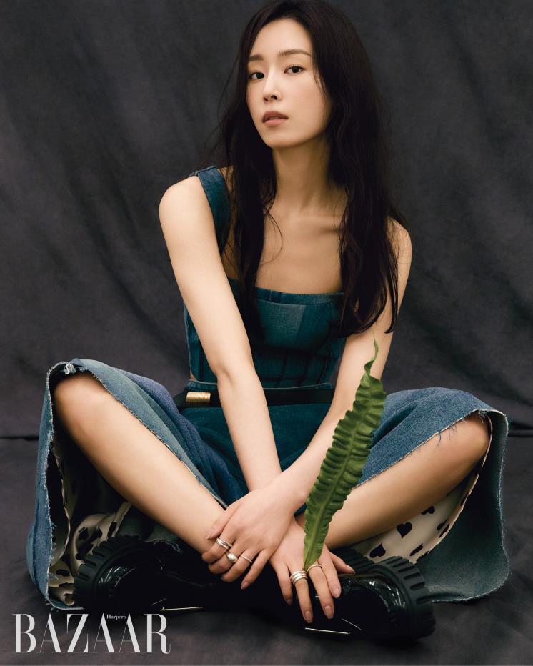 데님 소재의 뷔스티에 톱, 스커트, 벨트는 모두 Aimons. 슈즈는 Roger Vivier. 화보에서 계속 착용한 오른손 중지 반지는AprosexAmondz. 약지 반지는 MartaxAmondz.