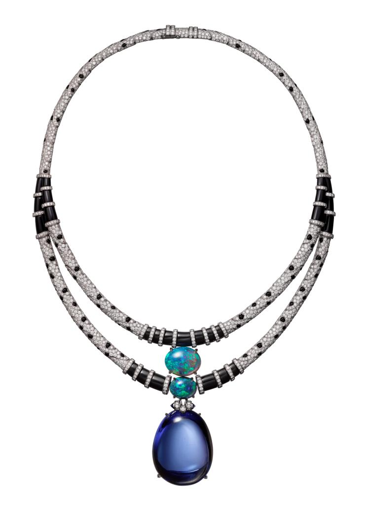 116캐럿이 넘는 탄자니아 산 카보숑 컷 탄자니아가 세팅된 팬더 네크리스. © Cartier