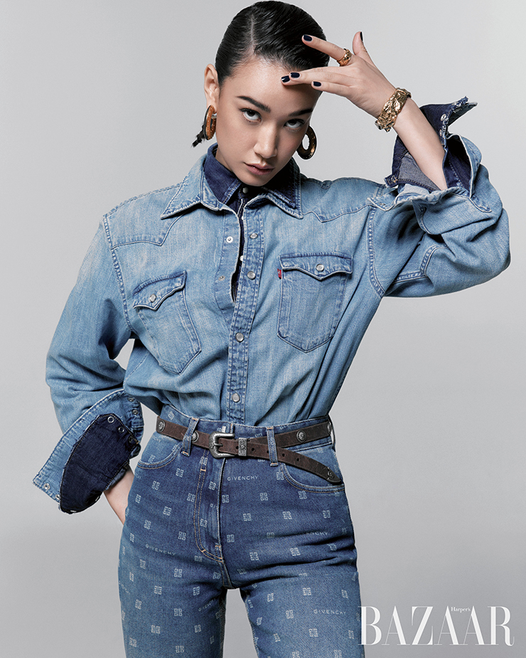 셔츠는 9만원대 Levi’s. 이너로 레이어드한 셔츠는 62만원대 Dsquared 2. 로고 패턴의 팬츠는 Givenchy. 귀고리, 반지는 Louis Vuitton. 양 손목의 팔찌는 Saint Laurent by Anthony Vaccarello. 벨트는 Polo Ralph Lauren.