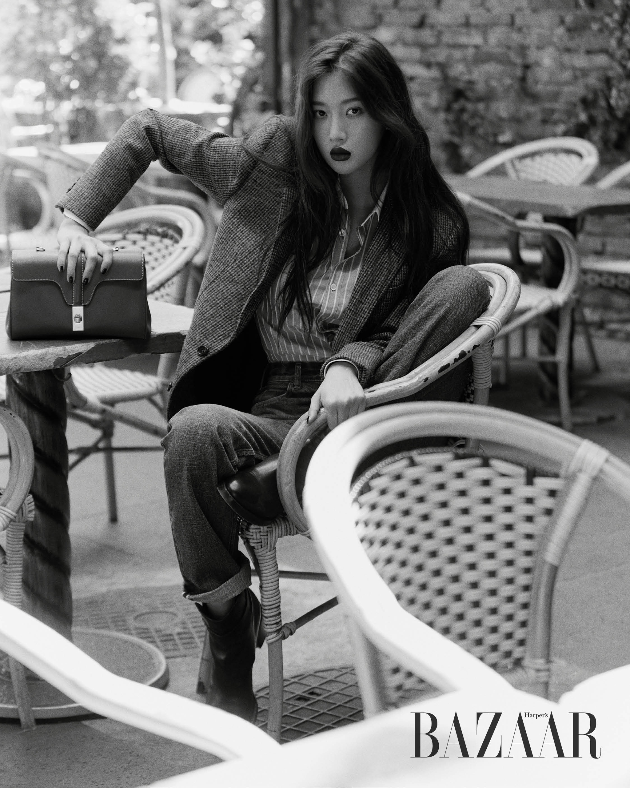 재킷, 셔츠, 데님, 부츠, ‘틴 소프트 16’ 백은 모두 Celine. 