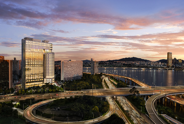 한강 변에 위치한 호텔 나루 서울 엠갤러리.