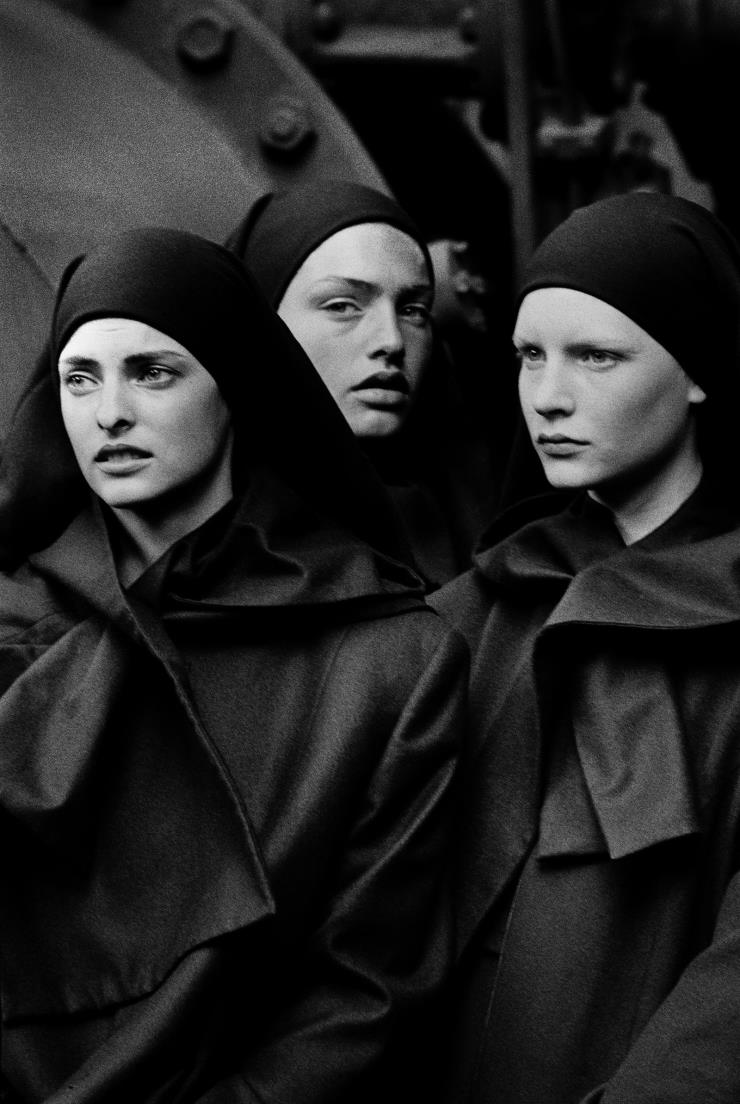 Peter Lindbergh | Linda Evangelista, Michaela Bercu and Kirsten Owen, Pont-a-Mousson, 1988 ⓒ Peter Lindbergh (courtesy Peter Lindbergh, Paris)
