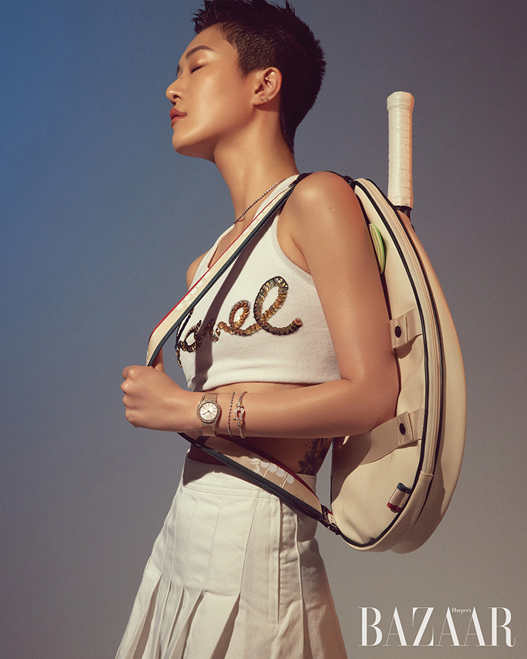 (왼쪽부터) 베젤에 다이아몬드를 세팅한 ‘라임라이트 갈라’ 시계는 Piaget. 화이트 골드에 다이아몬드를 장식한 ‘다이아몬드’ 팔찌, 목걸이는 각각 5백73만원, 1천1백70만원 Tasaki. 핑크 골드에 다이아몬드를 세팅한 ‘포스텐’ 팔찌는 3천2백72만원 Fred. 크롭트 탱크 톱은 Chanel. 플리츠 스커트는 14만원대 Tommy Jeans. 라켓 백은 12만원대 Diadora.