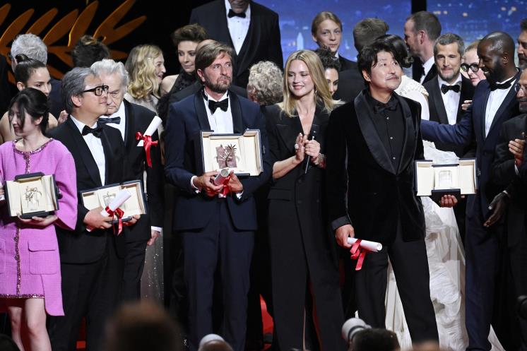 CANNES, FRANCE - MAY 28: Award winners Jianying Chen, Park Chan-Wook, Ruben Ostlund, Charlotte Vandermeersch and Song Kang-Ho onstage during the closing ceremony for the 75th annual Cannes film festival at Palais des Festivals on May 28, 2022 in Cannes, France. (Photo by Gareth Cattermole/Getty Images)