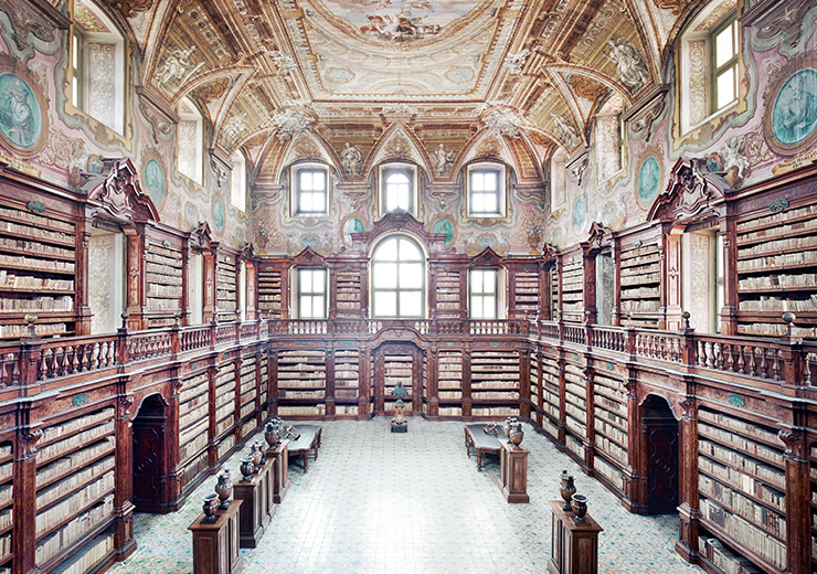 <Biblioteca dei Girolamini Napoli I>, 2009, C-Print, 200x252.5cm. Copyright Candida Hofer/ VG Bild-Kunst Bonn