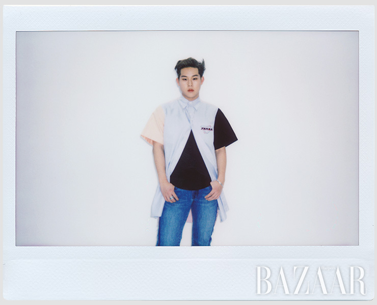 셔츠는 Prada. 슬리브리스는 Acne Studios. 팬츠는 Ordinary People. 목걸이는 Ille Lan. 팔찌는 John Hardy. 반지는 Chrome Hearts. 