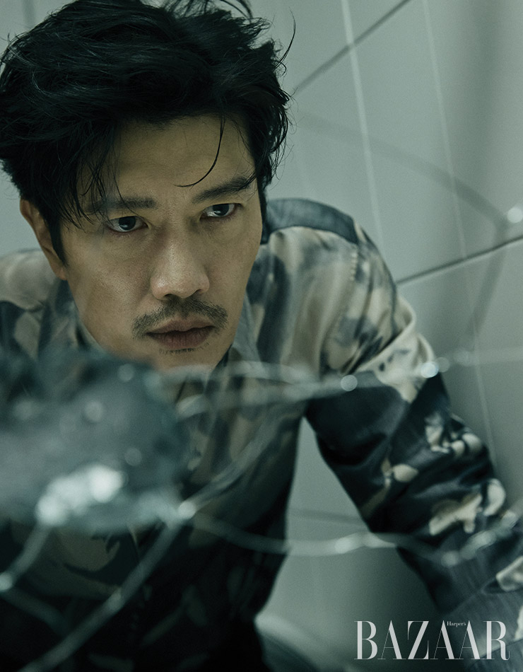 터틀넥, 패턴 셔츠는 Dior Men.