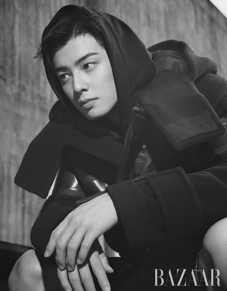 이너 후드, 더플 코트, 프린지 디테일의 쇼츠는 모두 Burberry.