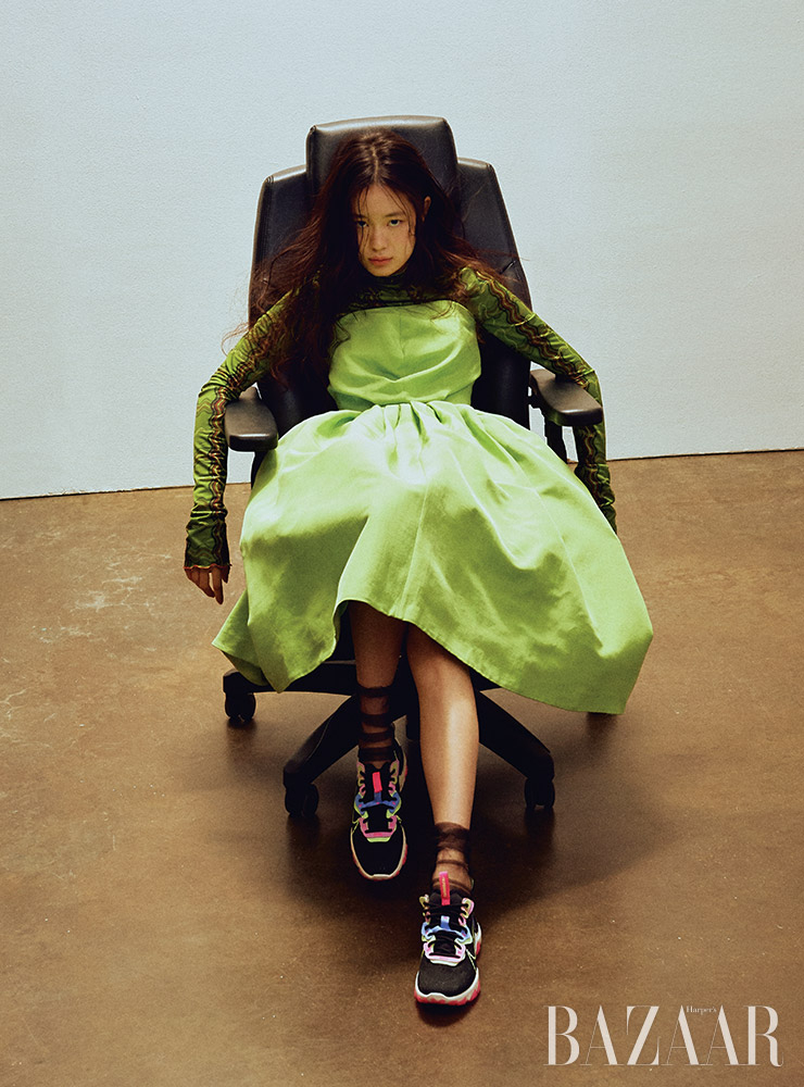 터틀넥 톱은 Dew E Dew E. 튜브톱 드레스는 Push Button. 스니커즈는 Nike. 시스루 양말은 스타일리스트 소장품.