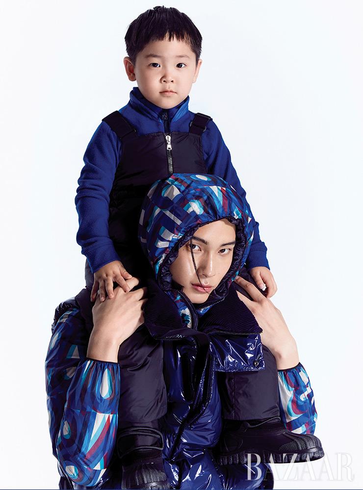 (위부터) 도가 입은 톱, 오버올, 부츠는 모두 Moncler Grenoble Enfant. 진영이 입은 아노락, 패딩 베스트는 Moncler Grenoble.
